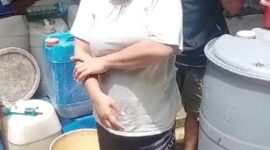 Evi warga RT02/RW16 saat memberikan komentar mengenai keresahan warga akibat debu dari salah satu perusahaan yang diterbangkan angin ke pemukiman warga. Matapedia6.com/ Luci