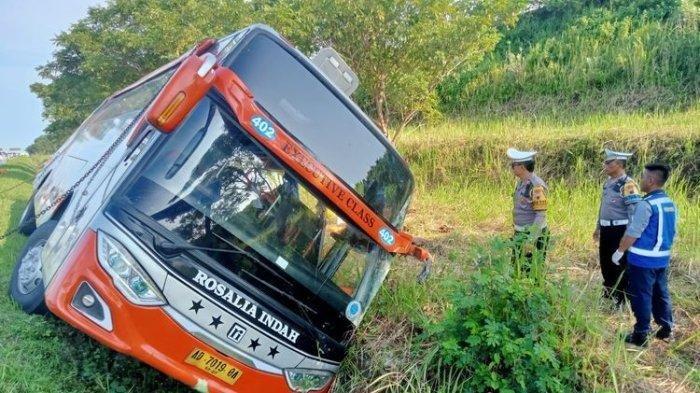 Kondisi bus Rosalia Indah yang mengalami kecelakaan tunggal di Tol Semarang-Batang KM 370 pada Kamis (11/4/2024) lalu. Matapedia6.com/ Istimewa
