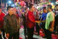 Gubernur Kepri Ansar Ahmad bersalaman bersama warga saat menghadiri Perayaan Hari Ulang Tahun Dewa Nguan Thiang Sian Tih di Kelenteng Yayasan Dharma Sasana, Senggarang Tanjungpinang, Jumat (12/4/2024).Matapedia6.com/ Diskominfo Kepri