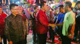 Gubernur Kepri Ansar Ahmad bersalaman bersama warga saat menghadiri Perayaan Hari Ulang Tahun Dewa Nguan Thiang Sian Tih di Kelenteng Yayasan Dharma Sasana, Senggarang Tanjungpinang, Jumat (12/4/2024).Matapedia6.com/ Diskominfo Kepri