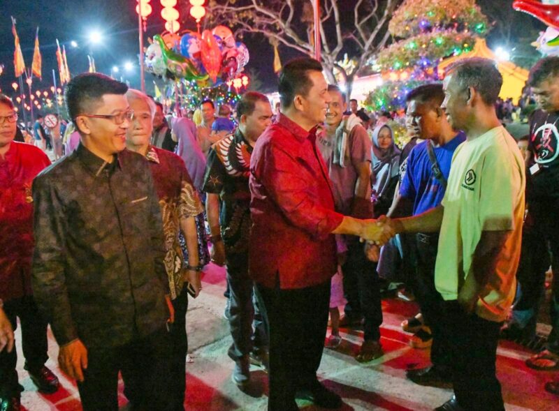 Gubernur Kepri Ansar Ahmad bersalaman bersama warga saat menghadiri Perayaan Hari Ulang Tahun Dewa Nguan Thiang Sian Tih di Kelenteng Yayasan Dharma Sasana, Senggarang Tanjungpinang, Jumat (12/4/2024).Matapedia6.com/ Diskominfo Kepri