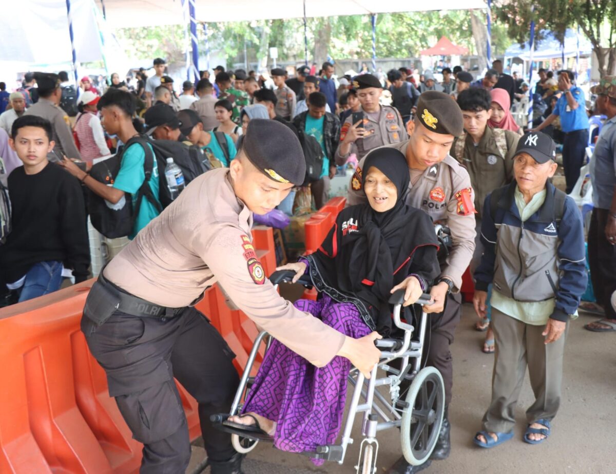 Petugas dari kepolisian daerah (Polda) Kepri saat membantu para pemudik lansia yang tiba di Kota Batam, Minggu (14/4/2024). Matapedia6.com/Dok Humas Polda