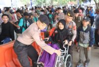 Petugas dari kepolisian daerah (Polda) Kepri saat membantu para pemudik lansia yang tiba di Kota Batam, Minggu (14/4/2024). Matapedia6.com/Dok Humas Polda