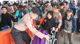 Petugas dari kepolisian daerah (Polda) Kepri saat membantu para pemudik lansia yang tiba di Kota Batam, Minggu (14/4/2024). Matapedia6.com/Dok Humas Polda