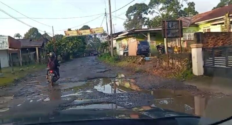 Kondisi jalan lintas Piladang menuju Batusangkar rusak berat beberapa hari lalu. Foto:Zal/matapedia6