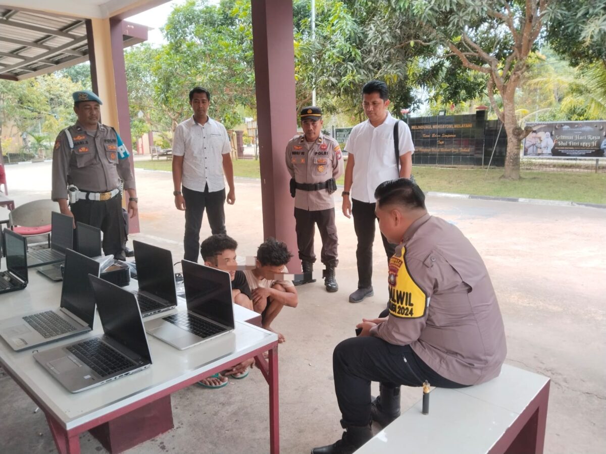 Kapolsek Sei Beduk Iptu Fikri Rahmadi saat melakukan interogasi kepada kedua pelaku pembobolan kantor Sekolah swasta hidup baru Sei Beduk di Tangkap Polsek Sei Beduk, Minggu (14/4/2024). Matapedia6.com/Dok Polsek Sei Beduk