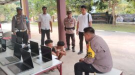 Kapolsek Sei Beduk Iptu Fikri Rahmadi saat melakukan interogasi kepada kedua pelaku pembobolan kantor Sekolah swasta hidup baru Sei Beduk di Tangkap Polsek Sei Beduk, Minggu (14/4/2024). Matapedia6.com/Dok Polsek Sei Beduk