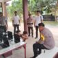 Kapolsek Sei Beduk Iptu Fikri Rahmadi saat melakukan interogasi kepada kedua pelaku pembobolan kantor Sekolah swasta hidup baru Sei Beduk di Tangkap Polsek Sei Beduk, Minggu (14/4/2024). Matapedia6.com/Dok Polsek Sei Beduk