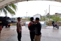 Kapolsek Sagulung Iptu Donald Tambunan saat meninjau kondisi lokasi buaya di Perumahan Muka Kuning Pratama Kelurahan Sei Langkai, Kecamatan Sagulung. Matapedia6.com/ Dok Polsek Sagulung