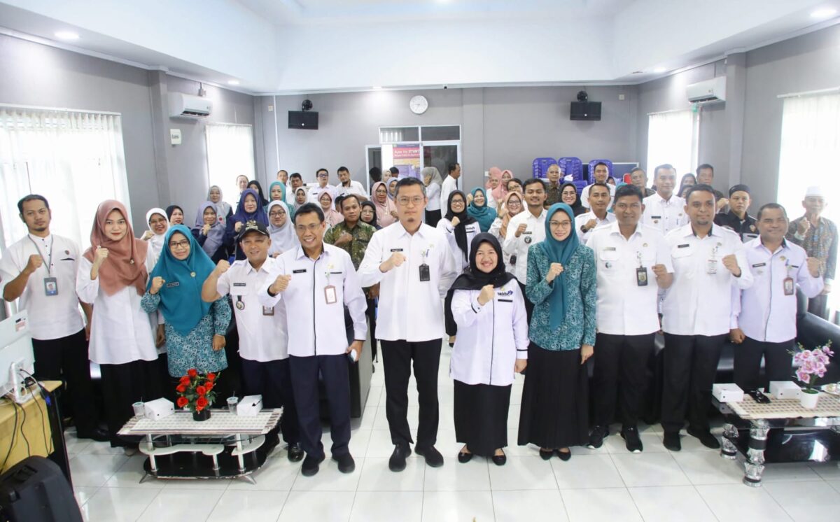 Sekretaris Daerah Kota Tanjungpinang, Zulhidayat foto bersama tim pra verifikasi dan validasi data Keluarga Resiko Stunting (Verval KRS) BKKBN Perwakilan Provinsi Kepri. Matapedia6.com/ Diskominfo Tanjungpinang