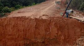 Kondisi jalan yang masih dalam proses pematangan menuju desa serta sudah rusak lagi karena tergerus air hujan. Matapedia6.com/ DN