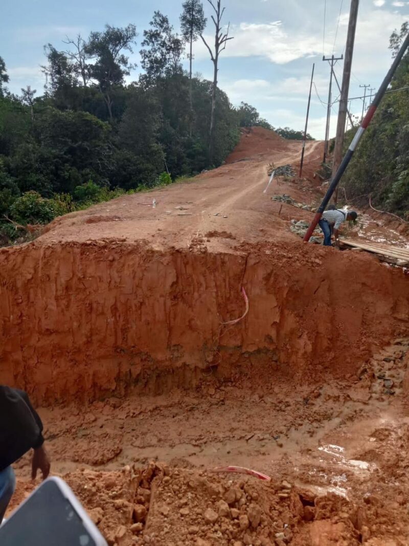 Kondisi jalan yang masih dalam proses pematangan menuju desa serta sudah rusak lagi karena tergerus air hujan. Matapedia6.com/ DN