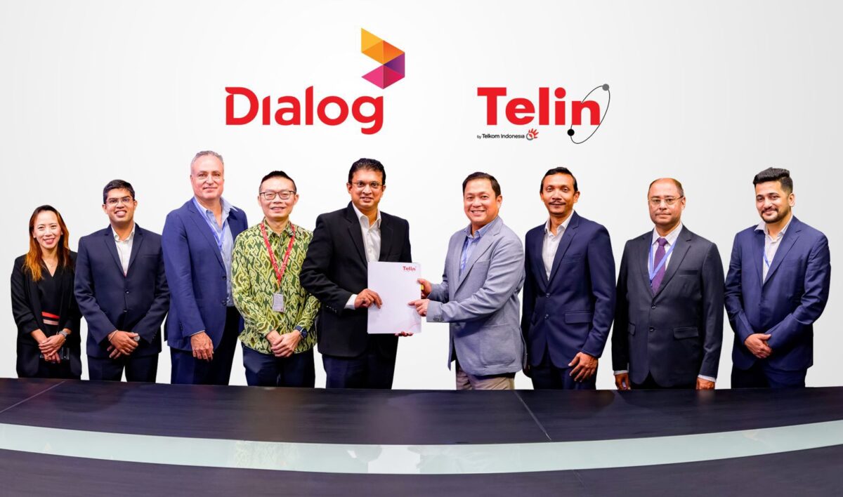 Chief Commercial Officer Telin Kharisma (keempat dari kanan) dan Group Chief Executive of Dialog Axiata PLC Supun Weerasinghe (kelima dari kiri) saat penandatanganan kemitraan strategis untuk pengelolaan layanan terminasi suara dan SMS internasional antara Telin dan Dialog Axiata beberapa waktu lalu.Matapedia6.com/Istimewa