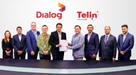 Chief Commercial Officer Telin Kharisma (keempat dari kanan) dan Group Chief Executive of Dialog Axiata PLC Supun Weerasinghe (kelima dari kiri) saat penandatanganan kemitraan strategis untuk pengelolaan layanan terminasi suara dan SMS internasional antara Telin dan Dialog Axiata beberapa waktu lalu.Matapedia6.com/Istimewa