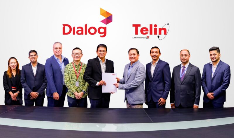 Chief Commercial Officer Telin Kharisma (keempat dari kanan) dan Group Chief Executive of Dialog Axiata PLC Supun Weerasinghe (kelima dari kiri) saat penandatanganan kemitraan strategis untuk pengelolaan layanan terminasi suara dan SMS internasional antara Telin dan Dialog Axiata beberapa waktu lalu.Matapedia6.com/Istimewa