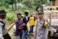 Kabaglog Polres Bintan AKP Firuddin menyerahkan bantuan dan mengecek pembangunan rumah bantuan dari Kapolda Kepri, Minggu (21/4/2024). Matapedia6.com/ Dok Polres Bintan.