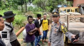 Kabaglog Polres Bintan AKP Firuddin menyerahkan bantuan dan mengecek pembangunan rumah bantuan dari Kapolda Kepri, Minggu (21/4/2024). Matapedia6.com/ Dok Polres Bintan.
