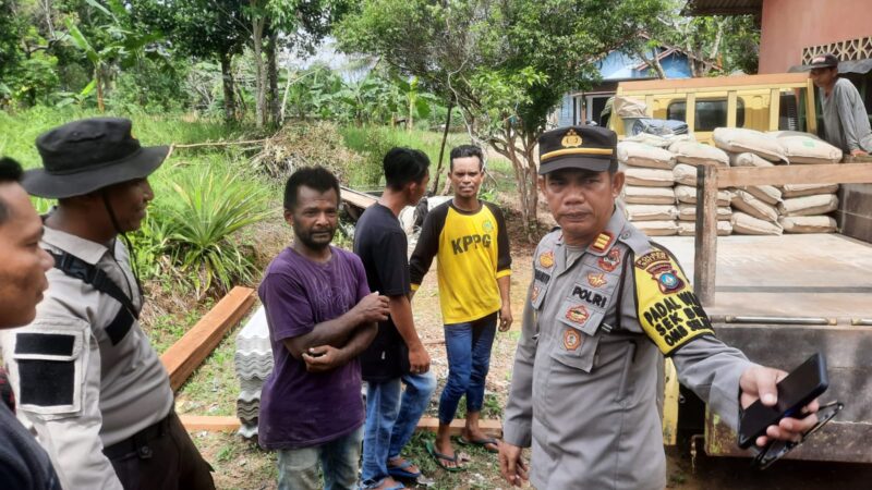 Kabaglog Polres Bintan AKP Firuddin menyerahkan bantuan dan mengecek pembangunan rumah bantuan dari Kapolda Kepri, Minggu (21/4/2024). Matapedia6.com/ Dok Polres Bintan.