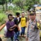 Kabaglog Polres Bintan AKP Firuddin menyerahkan bantuan dan mengecek pembangunan rumah bantuan dari Kapolda Kepri, Minggu (21/4/2024). Matapedia6.com/ Dok Polres Bintan.
