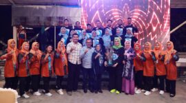 Kecamatan Sagulung terima piala Juara umum jambore 2024 dari Sekretaris Daerah (Sekda) Kota Batam Jefridin Hamid, Minggu (21/4/2024). Matapedia6.com/Diskominfo