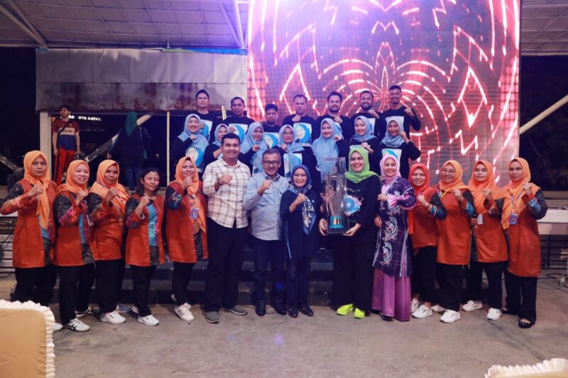 Kecamatan Sagulung terima piala Juara umum jambore 2024 dari Sekretaris Daerah (Sekda) Kota Batam Jefridin Hamid, Minggu (21/4/2024). Matapedia6.com/Diskominfo