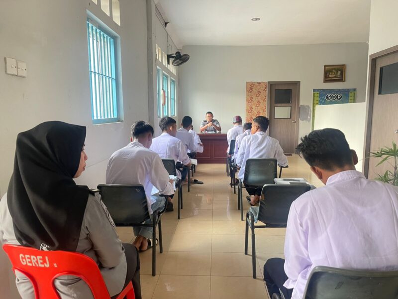 Warga Binaan Pemasyarakatan Lapas Kelas IIA Batam, ikut program ujian kesetaraan Paket C di ruang pembinaan Lapas Batam, Selasa (22/4/2024).Matapedia6.com/Dok Lapas