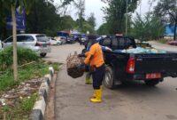 Petugas kebersihan lingkungan hidup angkut sampah, Senin (22/4/2024). Foto:Istimewa