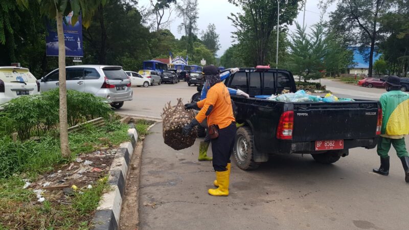 Petugas kebersihan lingkungan hidup angkut sampah, Senin (22/4/2024). Foto:Istimewa
