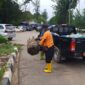 Petugas kebersihan lingkungan hidup angkut sampah, Senin (22/4/2024). Foto:Istimewa
