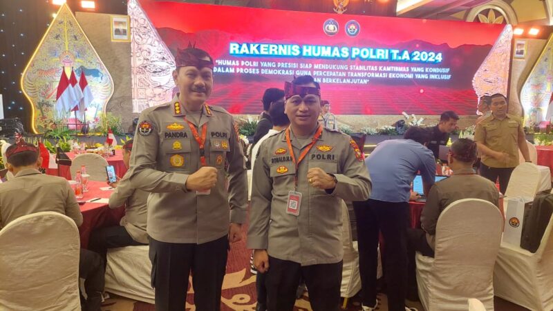 Kabidhumas Polda Kepri Kombes Pol Zahwani Pandra Arsyad bersama Ps Paur 2 Subbid Mulmed Bidhumas Polda Kepri Ipda Ronald Hasudungan Simanjuntak, hadiri kegiatan Rapat Kerja Teknis (Rakernis) di Hotel Wyndham Surabaya, Jawa Timur pada Senin (22/4/2024).Matapedia6.com/Dok Polda
