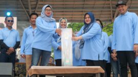 Marlin Agustina bersama ketua Koni Batam. Foto:Istimewa