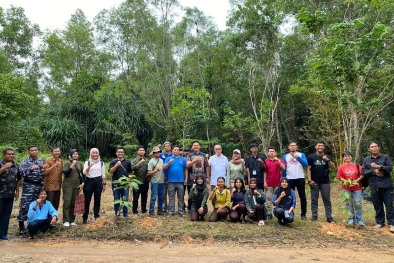 Yayasan Citramas bersama sejumlah komunitas pegiat lingkungan tanam pohon mangrove beberapa hari lalu. Foto:Istimewa