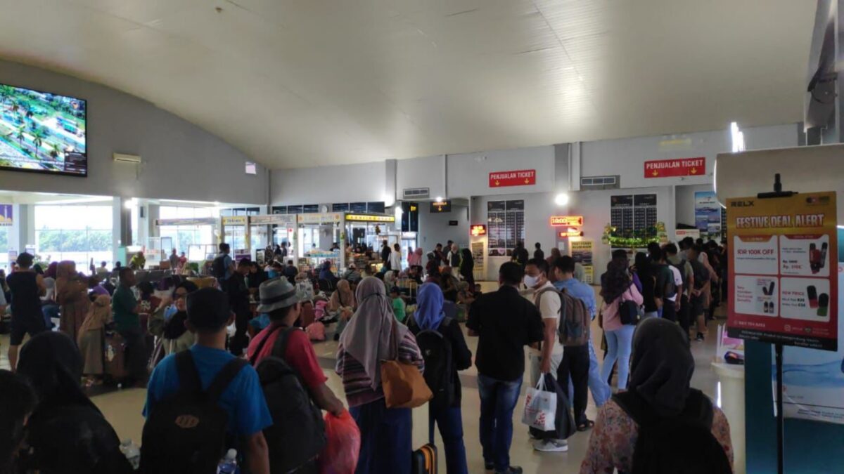 Penumpang saat di salah satu pelabuhan. Foto:Humas BP Batam