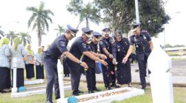 Seluruh UPT Pemasyarakatan Se-Kota Batam menyelenggarakan Upacara Tabur Bunga di Taman Makam pahlawan Pusara Bhakti Bulan Gerbang, Kamis (25/4/2024). Matapedia6.com/Dok Lapas