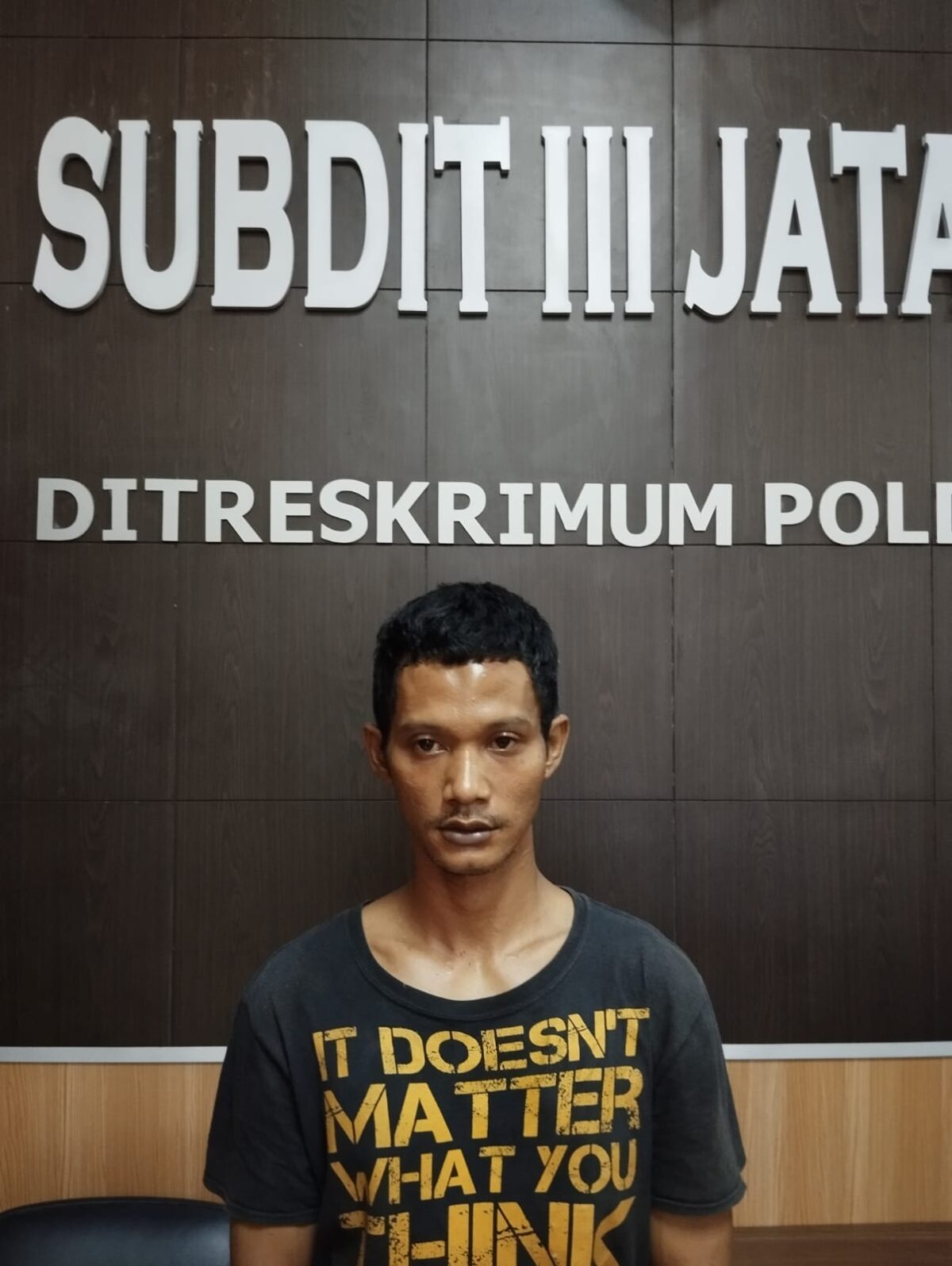 Ade Ramadian pelaku pencurian mobil majikannya sendiri saat ditangkap jatanras Polda Kepri, Jumat (26/4/2024). Matapedia6.co/ Istimewa