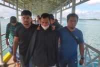 Tim Si Intelair Subdit Gakkum Ditpolairud Polda Kepri saat menggiring pelaku A penampungan dan pengiriman PMI Non Prosedural dari Karimun ke Polda Kepri, Sabtu (27/4/2024)