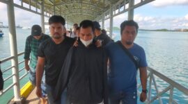 Tim Si Intelair Subdit Gakkum Ditpolairud Polda Kepri saat menggiring pelaku A penampungan dan pengiriman PMI Non Prosedural dari Karimun ke Polda Kepri, Sabtu (27/4/2024)