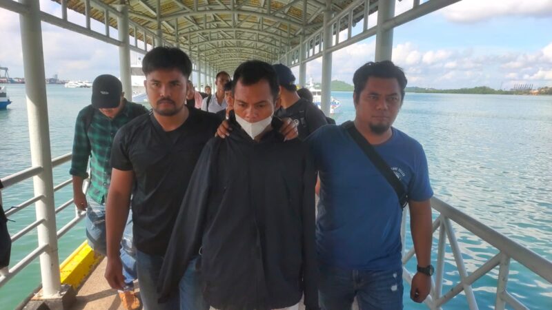 Tim Si Intelair Subdit Gakkum Ditpolairud Polda Kepri saat menggiring pelaku A penampungan dan pengiriman PMI Non Prosedural dari Karimun ke Polda Kepri, Sabtu (27/4/2024)