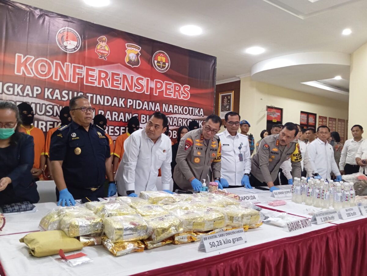 Barang bukti dihadirkan saat ekspos kasus pengungkapan kasus sabu kristal seberat 29,75 kilogram dan sabu cair sebanyak 13,20 liter, Senin (29/4/2024). Matapedia6.com/Luci