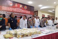 Barang bukti dihadirkan saat ekspos kasus pengungkapan kasus sabu kristal seberat 29,75 kilogram dan sabu cair sebanyak 13,20 liter, Senin (29/4/2024). Matapedia6.com/Luci