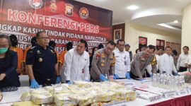 Barang bukti dihadirkan saat ekspos kasus pengungkapan kasus sabu kristal seberat 29,75 kilogram dan sabu cair sebanyak 13,20 liter, Senin (29/4/2024). Matapedia6.com/Luci