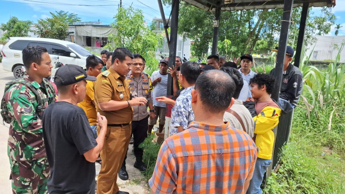 Camat Sagulung dengan Kapolsek Sagulung langsung memberikan penjelasan kepada kedua pihak, Selasa (30/4/2024). Foto:Ist
