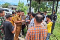 Camat Sagulung dengan Kapolsek Sagulung langsung memberikan penjelasan kepada kedua pihak, Selasa (30/4/2024). Foto:Ist