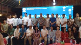 Wakapolda Kepri Brigjen Pol Asep Syafrudin foto bersama pengurus dan anggota Ikatan Perusahaan Industri Galangan Kapal dan Lepas Pantai Indonesia (Iperindo) Kepri gelar buka puasa bersama di Citra kebun Wisata, Kelurahan Sei Lekop, Kecamatan Sagulung, Senin (1/4/2024).Matapedia6.com/Luci