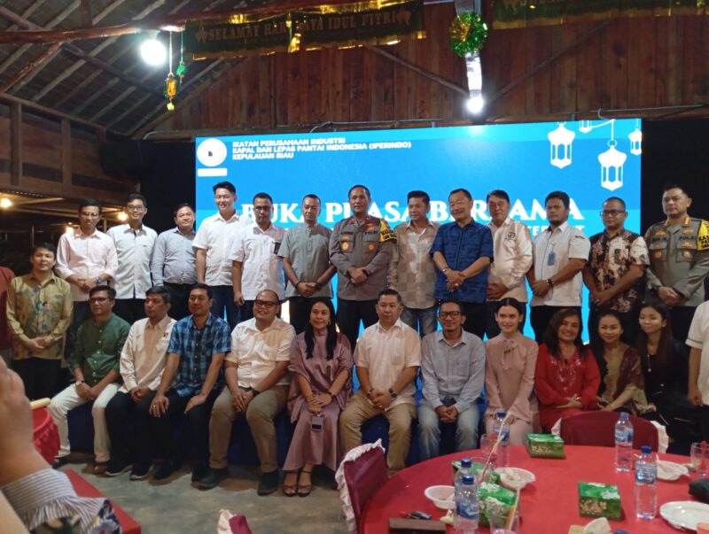 Wakapolda Kepri Brigjen Pol Asep Syafrudin foto bersama pengurus dan anggota Ikatan Perusahaan Industri Galangan Kapal dan Lepas Pantai Indonesia (Iperindo) Kepri gelar buka puasa bersama di Citra kebun Wisata, Kelurahan Sei Lekop, Kecamatan Sagulung, Senin (1/4/2024).Matapedia6.com/Luci