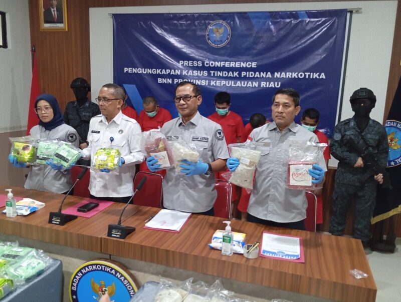 Badan Narkotika Nasional Provinsi (BNNP) Kepri saat ekspos kasus penangkapan kurir narkotika dan  amankan barang bukti 25 kilogram sabu dan 40 ribu butir ekstasi, Rabu (3/4/2024). Matapedia6.com/ luci