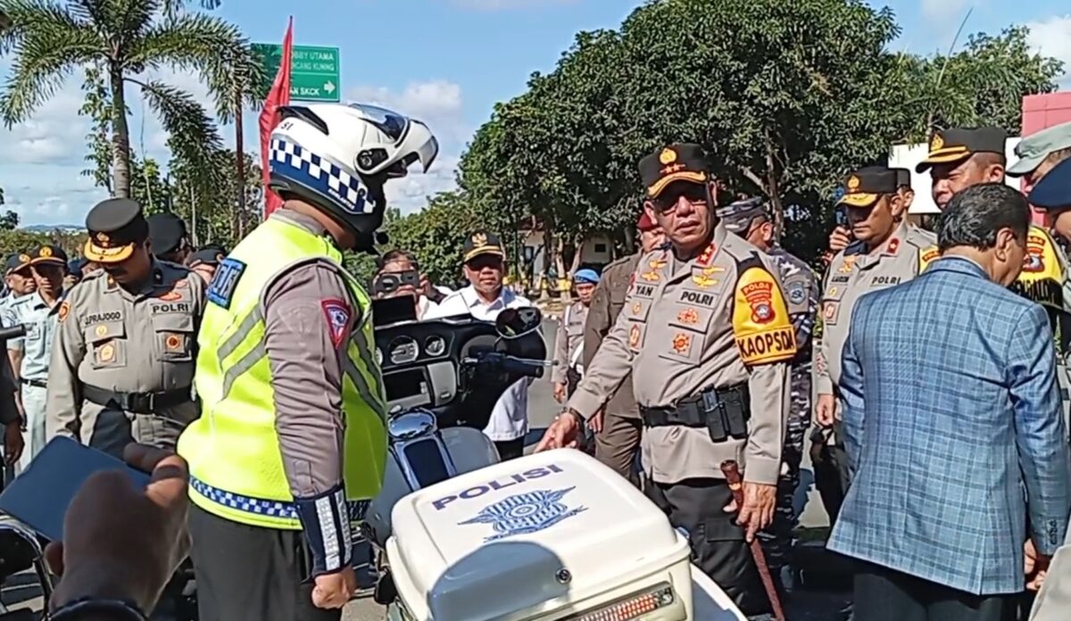 Kapolda Kepri Irjen Pol Yan Fitri Halimansyah, saat melakukan pengecekan kendaraan satu persatu yang akan digunakan selama operasi Ketupat 2024 di Kepri, Rabu (3/4/2024). Matapedia6.com/Luci