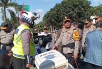 Kapolda Kepri Irjen Pol Yan Fitri Halimansyah, saat melakukan pengecekan kendaraan satu persatu yang akan digunakan selama operasi Ketupat 2024 di Kepri, Rabu (3/4/2024). Matapedia6.com/Luci