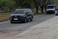 Kondisi jalan R.Suprapto berlubang dan kerikil berserak dijalan sangat membahayakan keselamatan pengendara yang melintas, Sabtu (13/4/2024). Matapedia6.com/Luci
