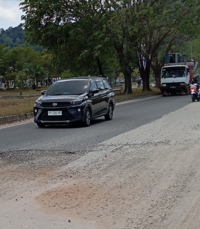 Kondisi jalan R.Suprapto berlubang dan kerikil berserak dijalan sangat membahayakan keselamatan pengendara yang melintas, Sabtu (13/4/2024). Matapedia6.com/Luci